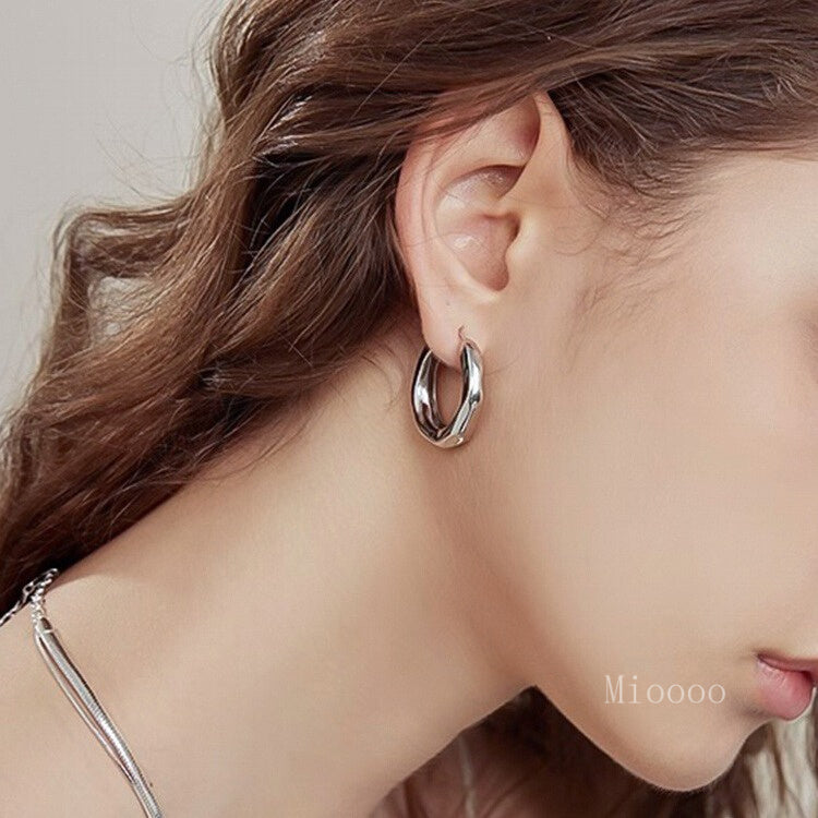 925 Sterling Silver Earrings Flowing Light Surface Hoop French Style Elegant Ins Light Luxury Stud Niche Design Ear Buckle Women's Earrings