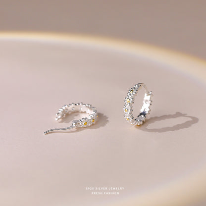 S925 sterling silver small daisy earrings, three-dimensional geometric earrings, ins small fresh temperament earrings